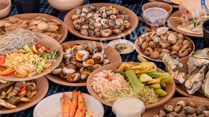 Tạm đình chỉ nhà hàng có 7 người ăn buffet ốc phải nhập viện