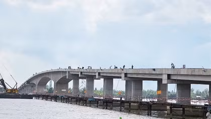 Trên cây cầu nối nhịp bờ vui