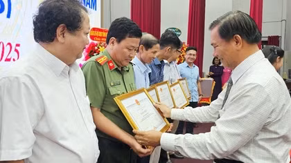 Tỉnh Sóc Trăng tặng Bằng khen Văn phòng thường trú và Phóng viên Báo CAND