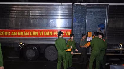 Bộ Công an khẩn trương vận chuyển hàng cứu trợ cho nhân dân vùng lũ