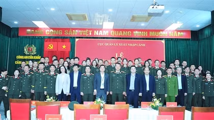 Phong cấp bậc hàm đối với viên chức, nhân viên An ninh hàng không vào công tác tại Cục Quản lý xuất nhập cảnh