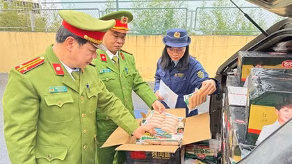 Phát hiện 2,5 tấn xúc xích nghi nhập lậu trên xe bán tải