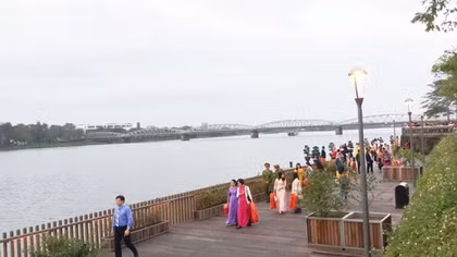 Sau 7 năm đưa vào sử dụng, nhiều thanh gỗ trên cầu đi bộ dọc sông Hương bắt đầu hư hỏng