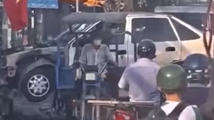 Bị phạt vì dùng xe ba gác chở "xác" ô tô