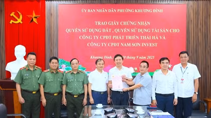 Trao Giấy chứng nhận quyền sử dụng đất để thực hiện dự án xây dựng nhà ở cho CBCS tại phường Khương Đình