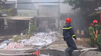Cảnh sát dùng thiết bị chuyên dụng phá cửa thép khống chế đám cháy kho vải