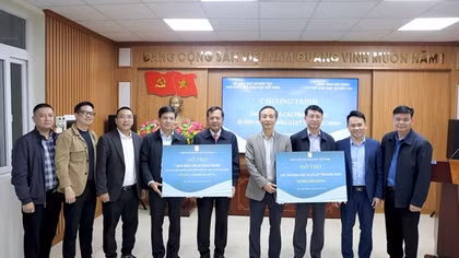 NXBGDVN dành 20 tỉ đồng để ủng hộ sách giáo khoa cho học sinh vùng bão lũ, vùng khó khăn