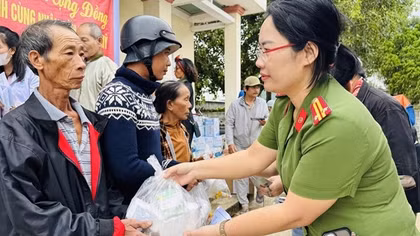 Cụm thi đua số 9, Bệnh viện 19-8: Khám bệnh, phát thuốc cho người dân vùng lũ Hoà Mỹ