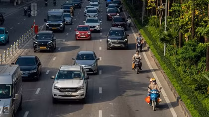 Đường Võ Chí Công ngày đầu phân làn: Xe máy, ba gác chen lấn vào làn ô tô, nhiều điểm ùn tắc