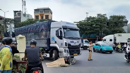Nữ sinh đại học tử vong sau khi va chạm với ô tô tải