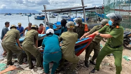 Công an các tỉnh miền Trung khẩn trương giúp người dân ứng phó bão số 13