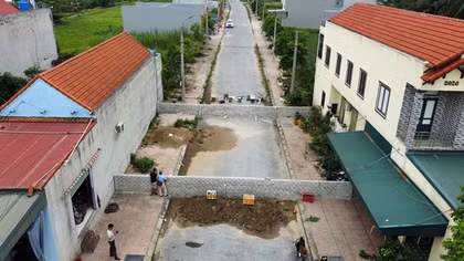 Vụ xây tường đòi đất: Tòa tuyên xã trả lại đất và bồi thường 390 triệu đồng
