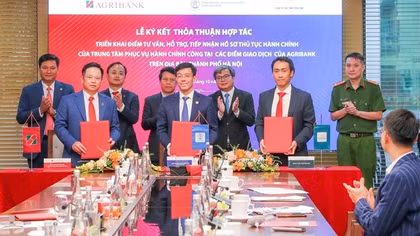 Agribank và Trung tâm phục vụ hành chính công Hà Nội hỗ trợ người dân thực hiện dịch vụ công tại điểm giao dịch của ngân hàng