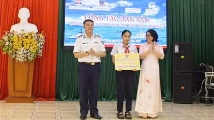 Đẩy mạnh tuyên truyền pháp luật, tình yêu biển đảo cho học sinh