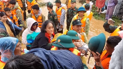 Công an các đơn vị, địa phương khẩn trương sơ tán người dân ra khỏi khu vực nguy hiểm, bị nước lũ cô lập