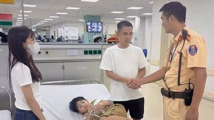 CSGT Hà Nội dùng xe chuyên dụng mở đường đưa cháu bé đi cấp cứu kịp thời