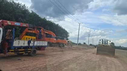 Cấp Giấy phép khai thác đá nhưng cho phép tận thu cả đất, cát san lấp?