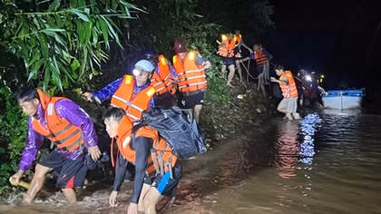 Cảnh sát băng dòng nước xiết, giải cứu 6 người đi rừng mắc kẹt ở đập tràn