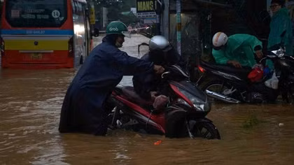 Mưa lớn suốt đêm, nhiều khu vực ở Đà Nẵng ngập sâu trở lại