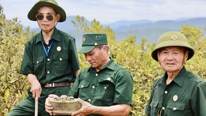 Tháng bảy, những bước chân đi tìm đồng đội