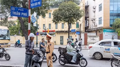 Xử lý mạnh hành vi đi ngược chiều, chạy xe máy lên vỉa hè và vượt đèn đỏ