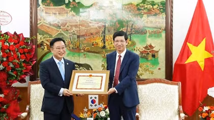 Trao Bằng khen của Bộ Văn hoá, Thể thao và Du lịch cho hậu duệ đời thứ 31 của vua Lý Thái Tổ