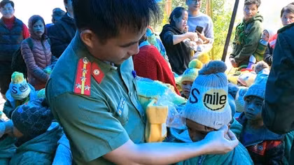 Tuổi trẻ Công an Quảng Nam đội mưa, băng rừng mang “Xuân yêu thương” đến với bà con vùng cao