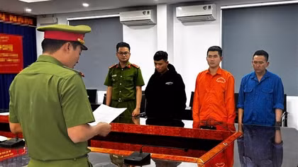 Bắt nhóm chuyên "rút ruột" dầu trên các xe tải dừng nghỉ ven quốc lộ 1A