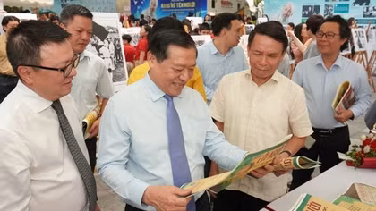 Triển lãm ảnh “Rạng rỡ tên Người” và ra mắt số báo Nhân Dân Cuối tuần đặc biệt