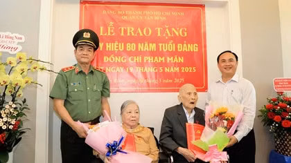Trao huy hiệu 80 và 60 năm tuổi Đảng tặng vợ chồng đồng chí Phạm Mân