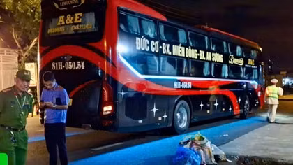 Xe khách va chạm xe máy, 2 vợ chồng tử vong