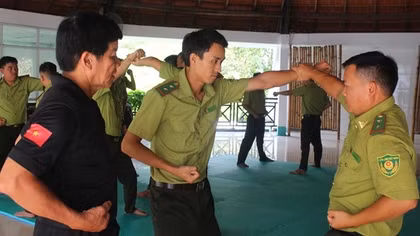 Rèn luyện võ thuật để bảo vệ rừng già