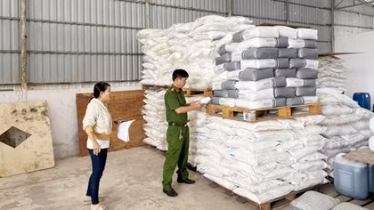Tạm giữ hàng chục tấn hóa chất, mỹ phẩm không rõ nguồn gốc