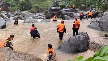 Khẩn trương tìm kiếm hai mẹ con bị lũ cuốn ở Sơn La