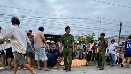 Dây điện hở sà xuống đường giật 2 thanh niên đi xe máy tử vong