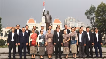 Đoàn đại biểu Chính quyền tỉnh Hủa Phăn (CHDCND Lào) dâng hoa Tượng đài Chủ tịch Hồ Chí Minh