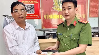 Công an tìm thấy túi tiền bệnh nhân “lạc” trong thùng rác