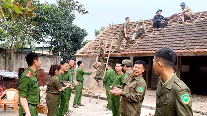 Lực lượng Công an chung tay xây nhà cho hộ nghèo