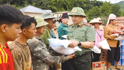 Sắc áo xanh giữa dòng lũ xiết