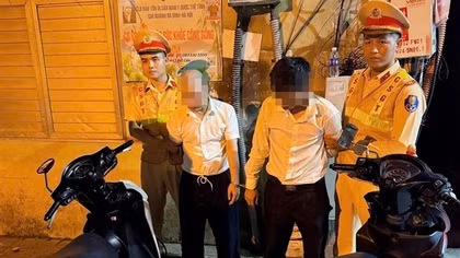 Vừa "nhảy" xe máy trong đêm, hai tên trộm giáp mặt CSGT đi tuần