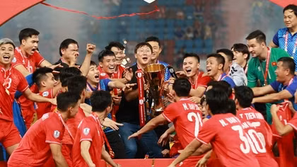 HLV Kim Sang-sik sẽ dẫn dắt đội bóng nào thi đấu với CLB Manchester United?