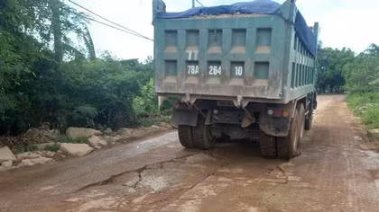 Dân bức xúc vì những “bẫy giao thông” từ xe tải nặng chở đất