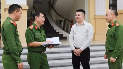 Công an phối hợp trao trả 1,47 tỷ đồng cho người chuyển nhầm