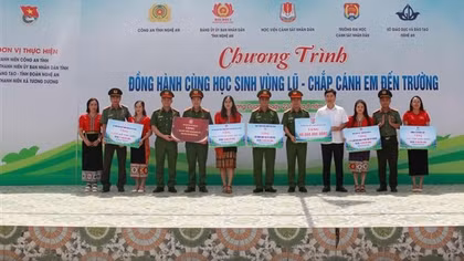 Đồng hành với học sinh vùng lũ, chắp cánh em tới trường