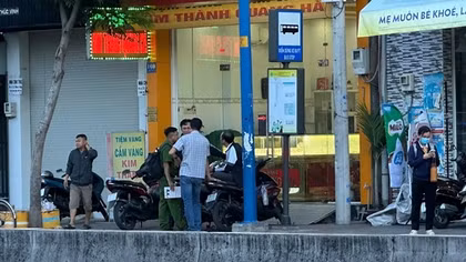 Truy xét 2 đối tượng bịt mặt dùng búa đập tủ trưng bày cướp vàng