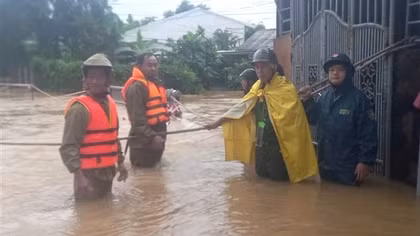Công an xung kích bám địa bàn, giúp dân vượt qua bão lũ