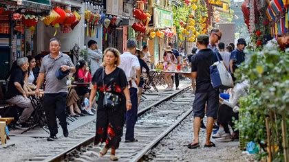 Bài 1: Vỉa hè chật xe và hàng quán, tràn lan vi phạm