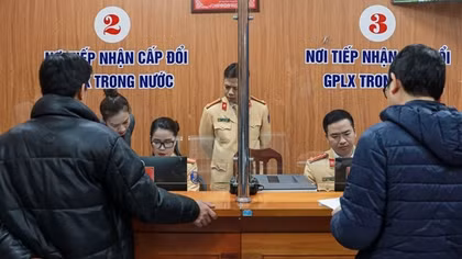 Cận cảnh ngày đầu người dân Thủ đô đến trụ sở CSGT để cấp, đổi GPLX