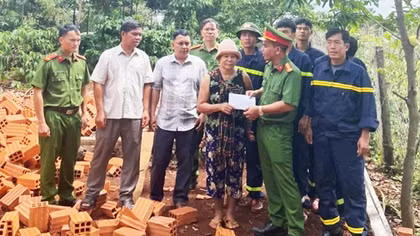 Công an tỉnh Gia Lai ra quân cao điểm hoàn thành Chương trình xóa nhà tạm, nhà dột nát