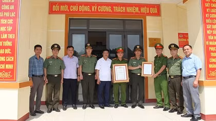 Gắn biển công trình chào mừng 80 năm Ngày truyền thống CAND